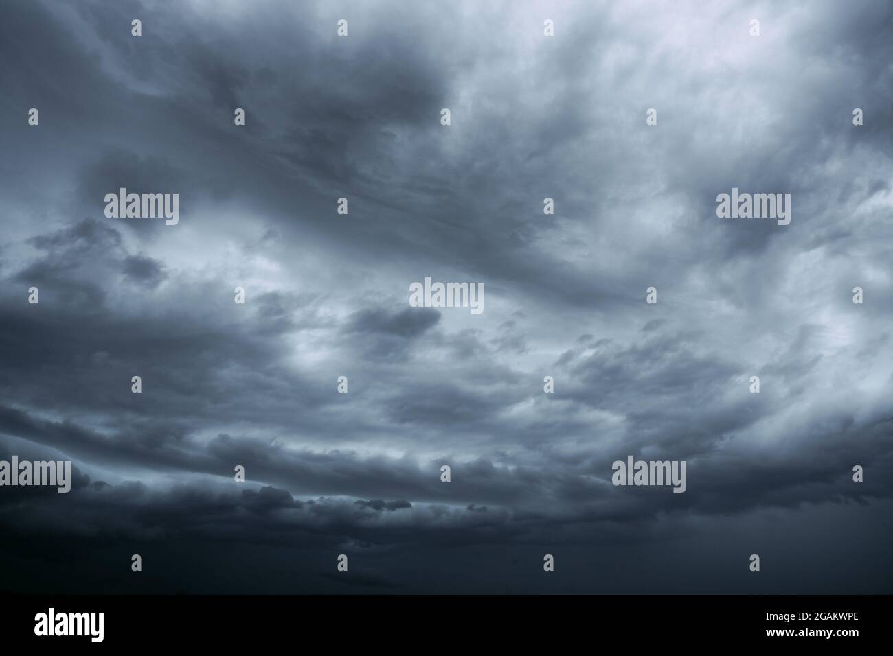 Ein dramatischer Sturm nimbostratus Wolke grauen Himmel Hintergrund Stockfoto