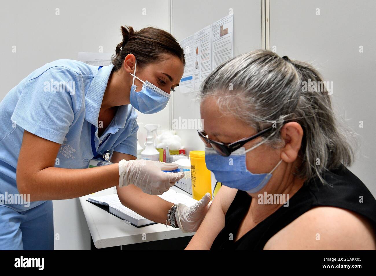 (210731) -- SARAJEVO, 31. Juli 2021 (Xinhua) -- EINE Frau wird in einem Impfzentrum COVID-19 in Sarajevo, Bosnien und Herzegowina (BiH), 31. Juli 2021 geimpft. (Foto von Nedim Grabovica/Xinhua) Stockfoto