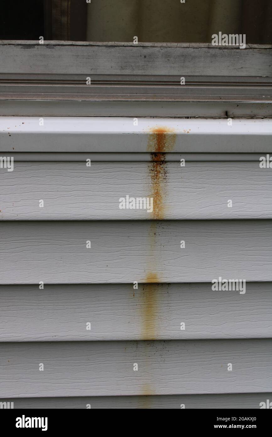 Ein Rost-Fleck auf Vinyl Siding Stockfoto