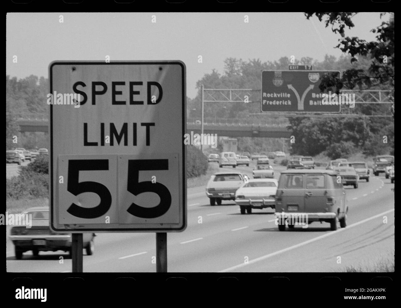 Die nationale Höchstgeschwindigkeit von 55 mph, wie hier auf dem Washington Beltway veröffentlicht, wurde von der Bundesregierung der Vereinigten Staaten im Jahr 1974 als Reaktion auf die Ölkrise von 1973, Bethesda, MD, 5/27/1977, erlassen. (Foto von Warren K Leffler/US News & World Report Collection/RBM Vintage Images) Stockfoto