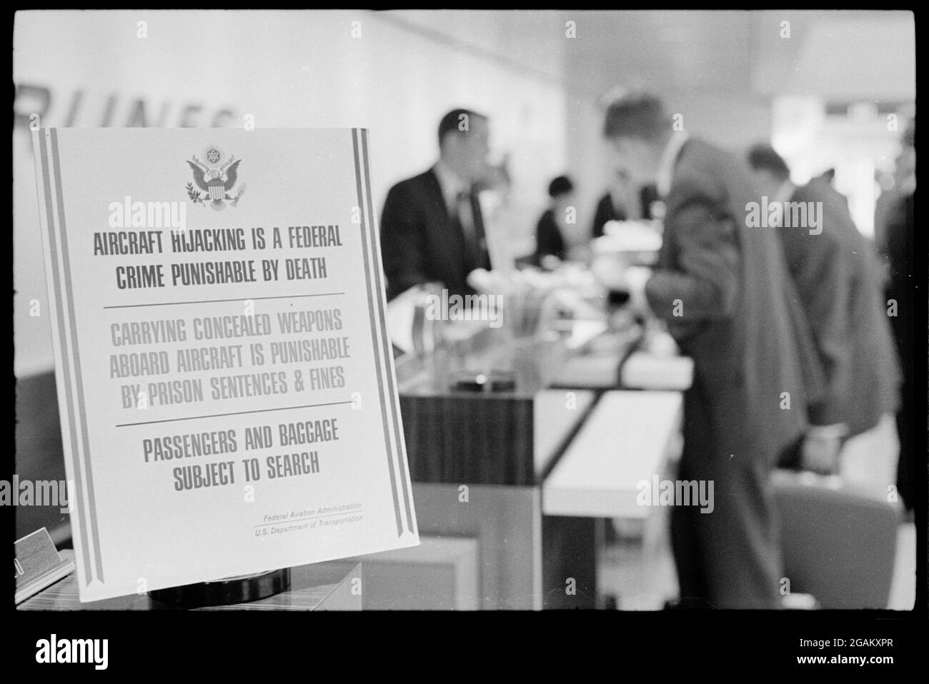 Ein Schild, das vor den Strafen der Flugzeugentführung warnt, ist prominent am National Airport, Washington, DC, 10/9/1969, zu sehen. (Foto von Warren K Leffler/US News & World Report Collection/RBM Vintaage Images) Stockfoto