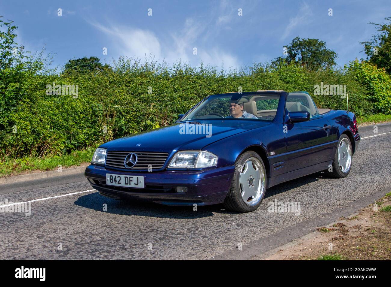 1996 90s Neunzigs blue Mercedes Benz E 320 Elegance 5 Speed automatic auf dem Weg zur Capesthorne Hall classic July Car Show, Ceshire, UK Stockfoto