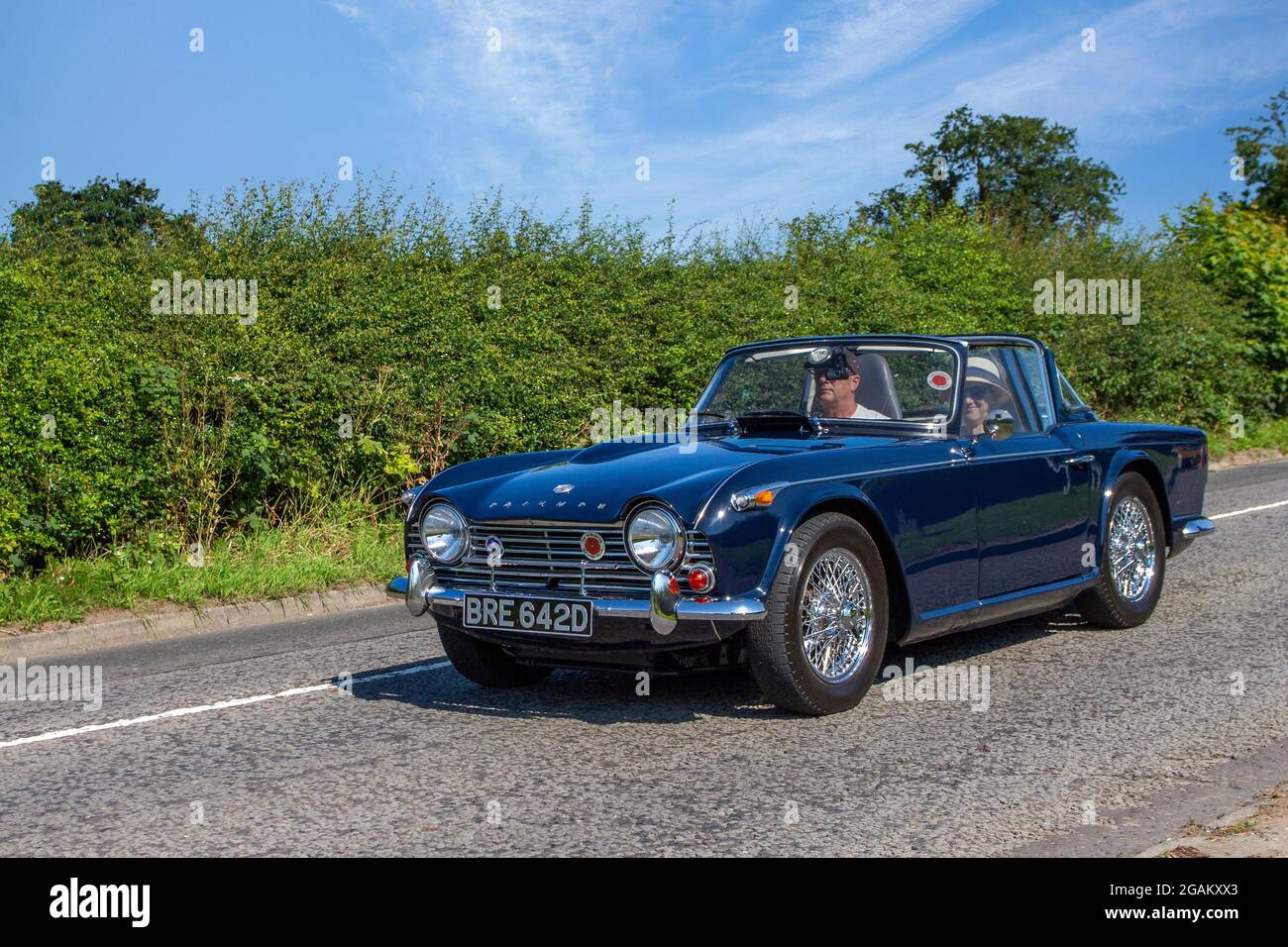 1966 60s blue Triumph TR4 2138cc Benziner auf dem Weg zur Capesthorne Hall classic July Car Show, Ceshire, UK Stockfoto