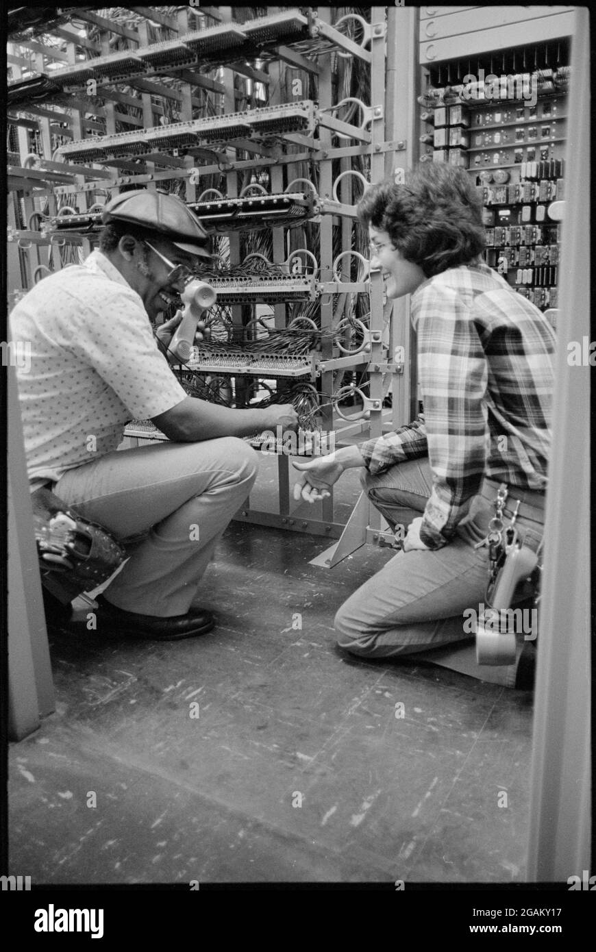 Foto von zwei Minderheitsarbeitern der Telefongesellschaft - einem afroamerikanischen Mann und einer Frau -, die in Innenräumen an Telefongeräten arbeiten, ohne Standort, 3/6/1979. (Foto von Thomas J O'Halloran/US News & World Report Collection/RBM Vintage Images) Stockfoto