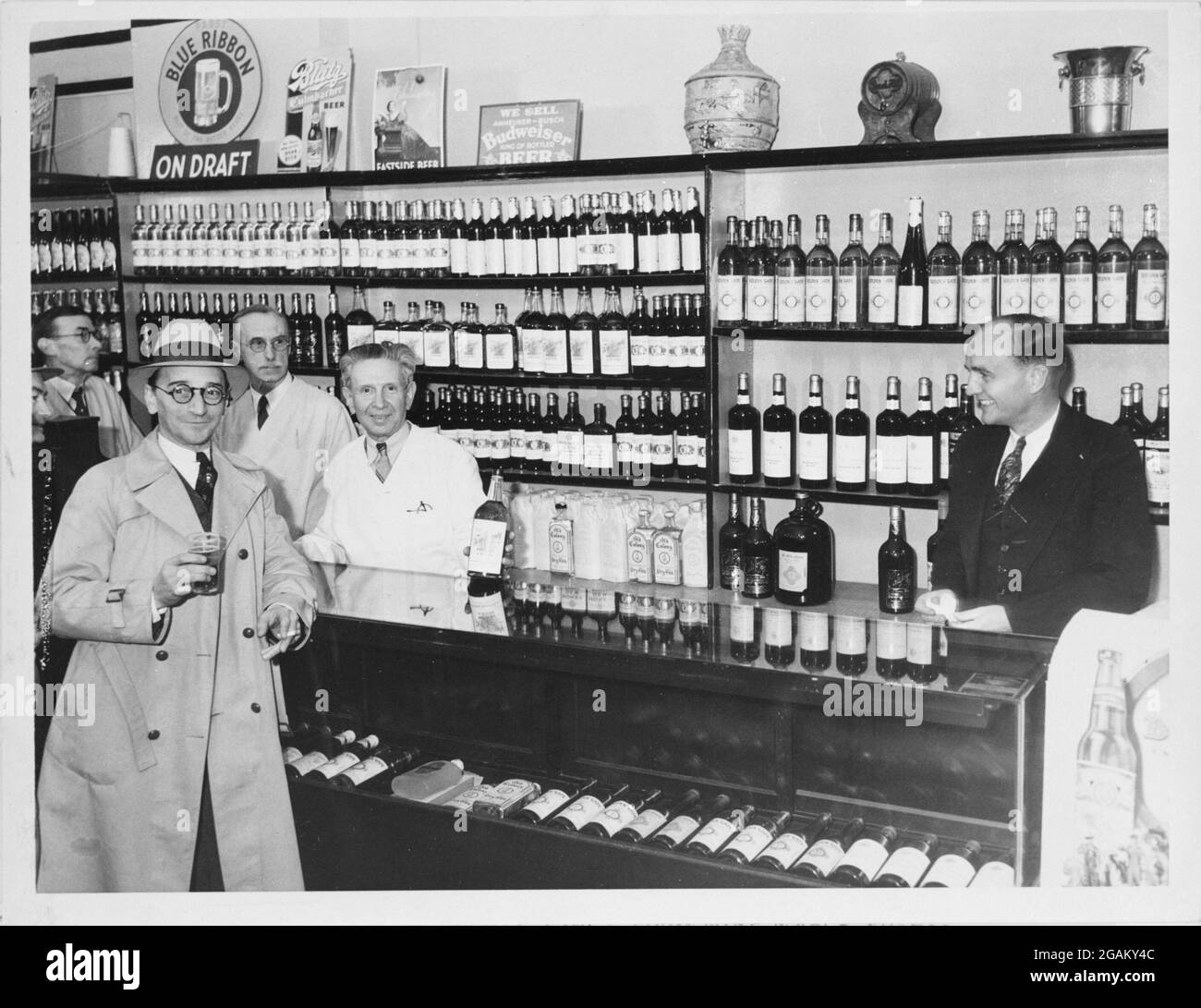 Ein gut sortierter Spirituosenladen erwartet die Aufhebung der Prohibition, Los Angeles, CA, 12/7/1932. (Foto der United States Information Agency/RBM Vintage Images) Stockfoto