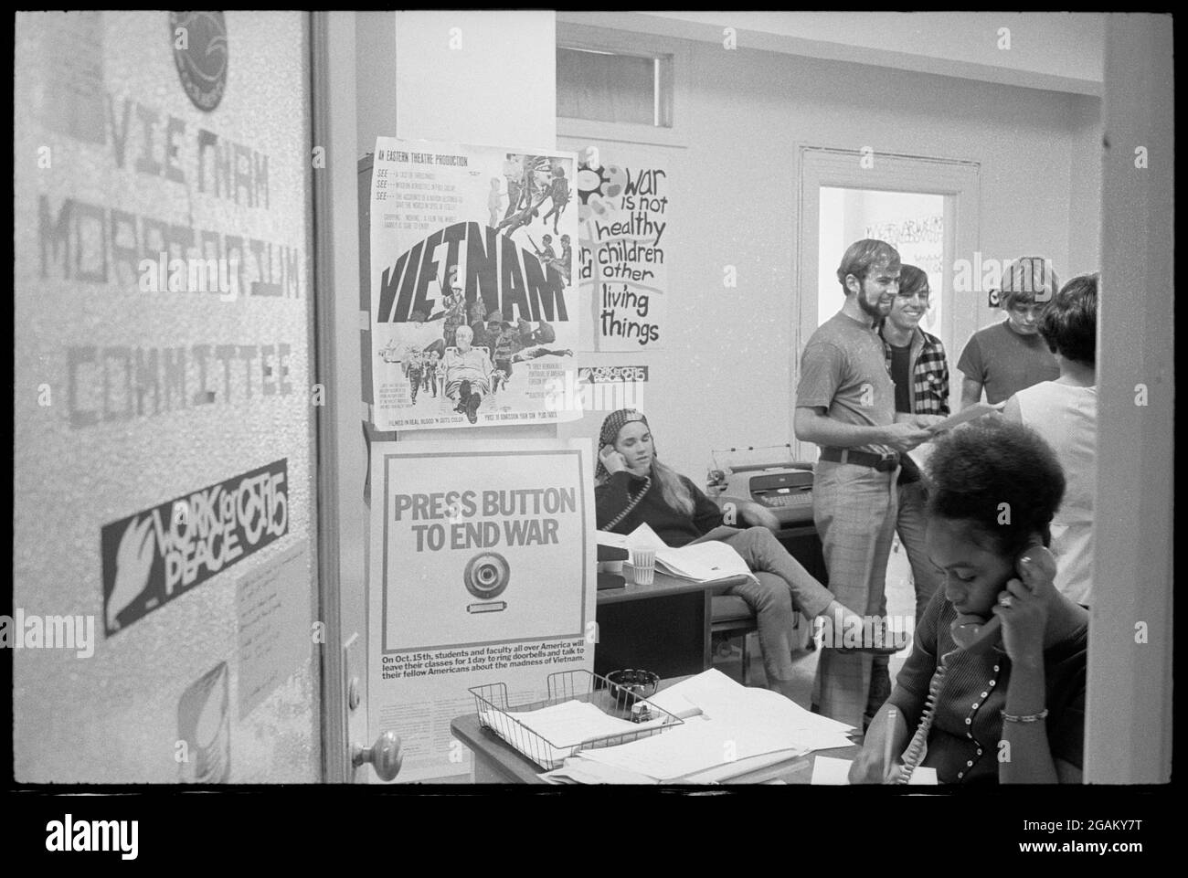 Mitarbeiter und Wohltäter versammeln sich am Tag der landesweiten Antikriegsdemonstrationen, die von der Gruppe, Washington, DC, 10/15/1969, koordiniert werden, in den Büros des vietnamesischen Moratoriumkomitees. (Foto von Warren K Leffler/US News & World Report Collection/RBM Vintage Images) Stockfoto