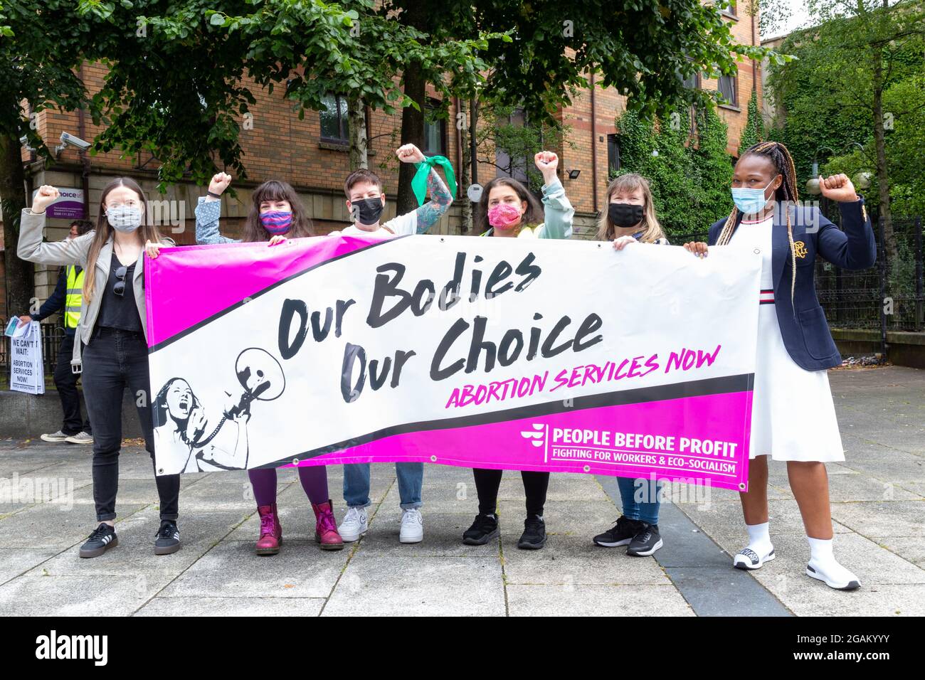 31/07/2021 L-R (Fiona Ferguson - PBP, Hannah Gallagher Claire Mullaly - Gewerkschafterin Ivanka Antova - vereint gegen Rassismus Fiona McCausland, Sipho Sibanda - Migrant und PPR), Belfast im Vorfeld der Belfast-Kundgebung sagten Personen vor Profit Cllr Fiona Ferguson, die das offene Treffen einberufen hatte: „Es überrascht nicht, dass es wenig Vertrauen gibt, dass Robin Swann oder der Rest der Stormont-Exekutive Abtreibungsdienste erbringen werden. Kredit: Bonzo/Alamy Live Stockfoto