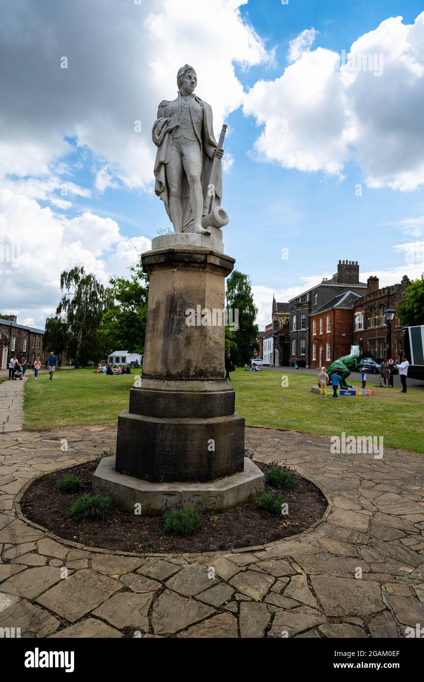 Eine Statue von Admiral Lord Nelson, die auf einem hohen Sockel auf dem Gelände der Kathedrale von Norwich steht Stockfoto