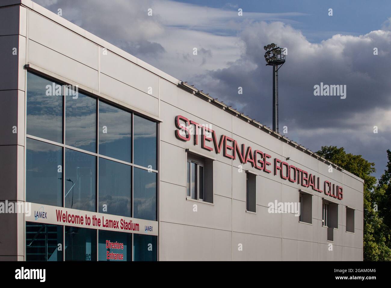 Frontansicht des Lamex Stadium, Heimstadion des Stevenage Football Club Stockfoto