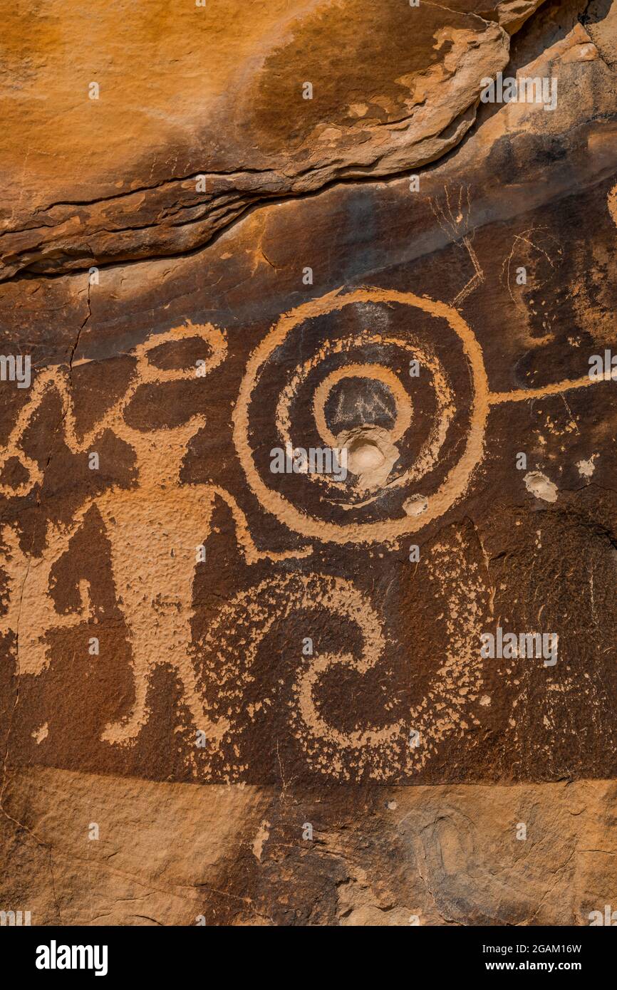 Spektakuläre Tafel mit stilisierten menschlichen Figuren und Symbolen, mit Einschusslöchern, an der McKee Spring Petroglyph Site, Dinosaur National Monument, Utah, USA Stockfoto