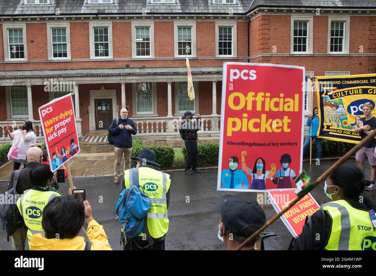 London, Großbritannien. Juli 2021. Mitarbeiter von Royal Parks, die über die französischen multinationalen VINCI-Einrichtungen ausgelagert wurden, nehmen an einem Streikposten vor dem Alten Polizeihaus im Hyde Park Teil, der Teil einer gemeinsamen Streikaktion der Gewerkschaften United Voices of the World (UVW) und Public and Commercial Services (PCS) ist. Der gemeinsame Streik, bei dem die Mitglieder über die Bezahlung, die Bedingungen und die Entlassung eines Mitarbeiters zwichen, Es wird angenommen, dass es sich um die erste Gewerkschaft zwischen einer TUC und einer nicht-TUC-Gewerkschaft handelt, und es folgt der Einleitung einer rechtlichen Anfechtung durch die Beschäftigten von Royal Parks gegen indirekte Rassendiskriminierung durch die Royal Parks. Kredit: Mark Stockfoto