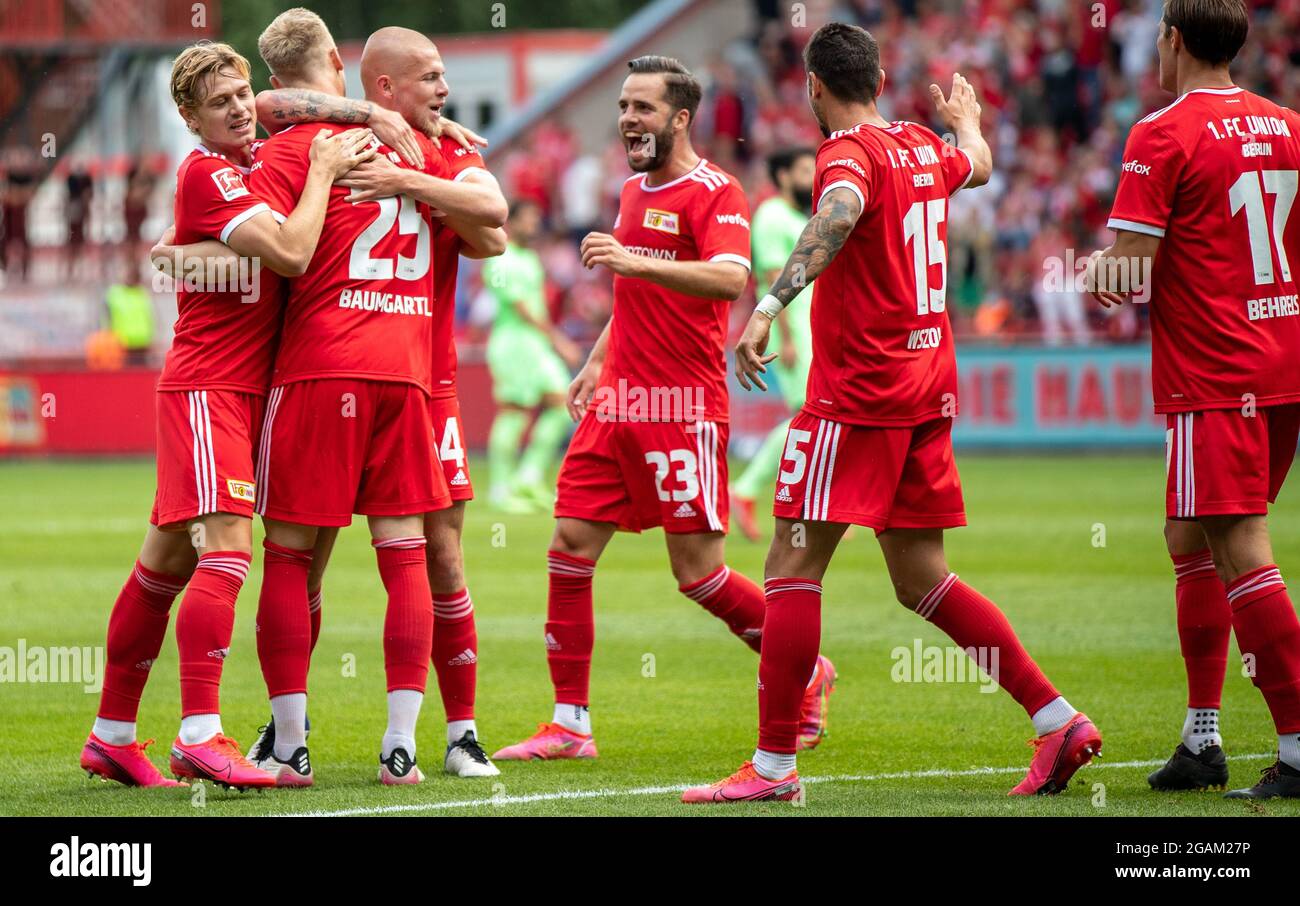 Berlin, Deutschland. Juli 2021. Fußball: Testspiele, 1. FC Union Berlin - Athletic Bilbao, Stadion an der Alten Försterei. Der Berliner Julian Ryerson (l-r) feiert mit 2:1 Torschützen Timo Baumgartl und den Teamkollegen Rick van Drongelen, Niko Gießelmann, Pawel Wszolek und Kevin Behrens. Quelle: Andreas Gora/dpa/Alamy Live News Stockfoto