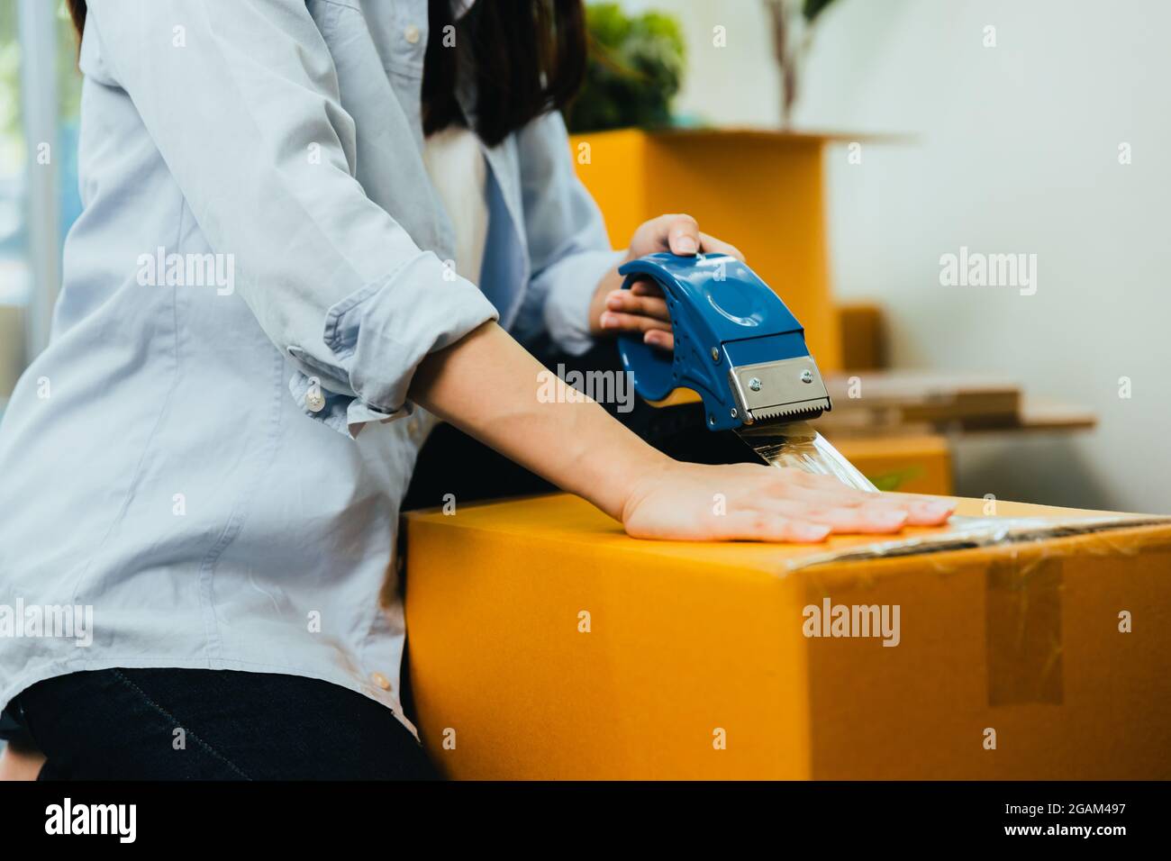 Close up Hand Verpackung Box für den Versand an Kunden, Online-Verkauf, Paketzustellung, überprüfen Bestellung Stockfoto