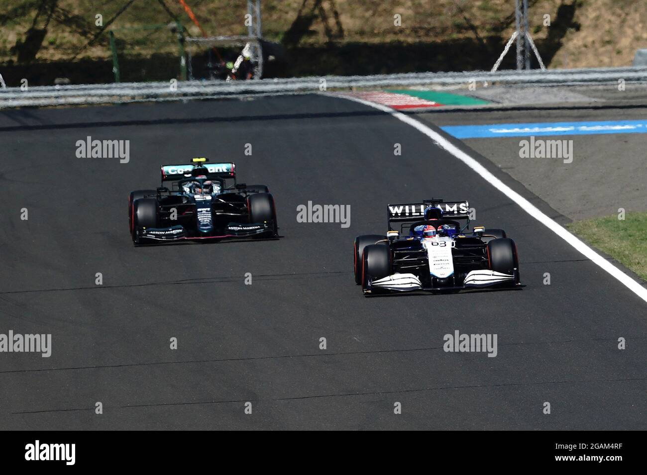 Budapest, Ungarn. Juli 2021. 31. Juli 2021, Hungaroring, Budapest, Formel 1 Grand Prix Grosser Preis von Ungarn 2021, im Bild George Russel (GBR # 63), Williams Racing, Sebastian Vettel (DEU # 5), Aston Martin Cognizant Formel-1-Team Credit: dpa/Alamy Live News Stockfoto