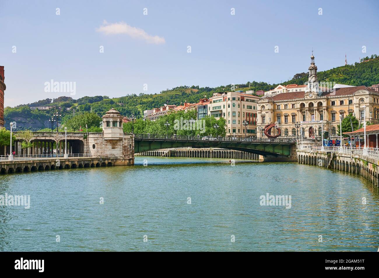 Blick auf den Fluss Nervion und Puente del Ayuntamiento, Bilbao, Biskaya, Baskenland, Euskadi, Euskal Herria, Spanien, Europa Stockfoto