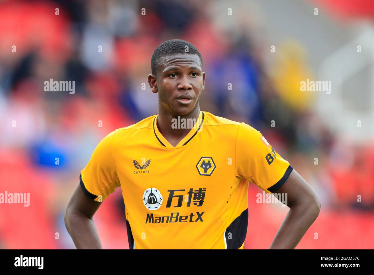 Stoke on Trent, Großbritannien. Juli 2021. Yerson Mosquera #14 von Wolverhampton Wanderers in Stoke-on-Trent, Vereinigtes Königreich am 7/31/2021. (Foto von Conor Molloy/News Images/Sipa USA) Quelle: SIPA USA/Alamy Live News Stockfoto