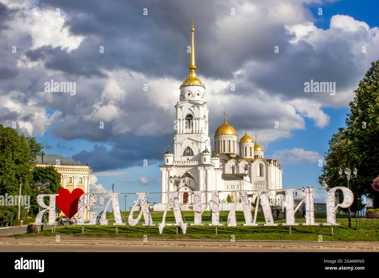 Vladimir, Russland - 04. August 2016: Annahme-Kathedrale mit goldenen Kuppeln auf dem Hintergrund schöner Himmel. Installation Ich liebe Vladimir Stockfoto