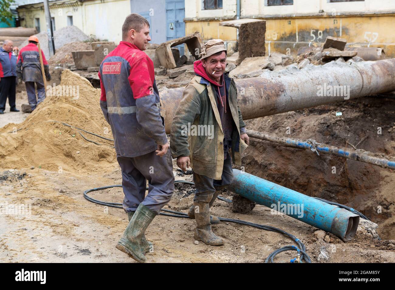 Odessa, Ukraine - 11. Oktober 2016: Reparatur des Heizkanals. Die Arbeiter, Schweißer, die durch Elektroschweißen und Gasschweißen an großen Eisenrohren bei einem Ableiter hergestellt wurden Stockfoto