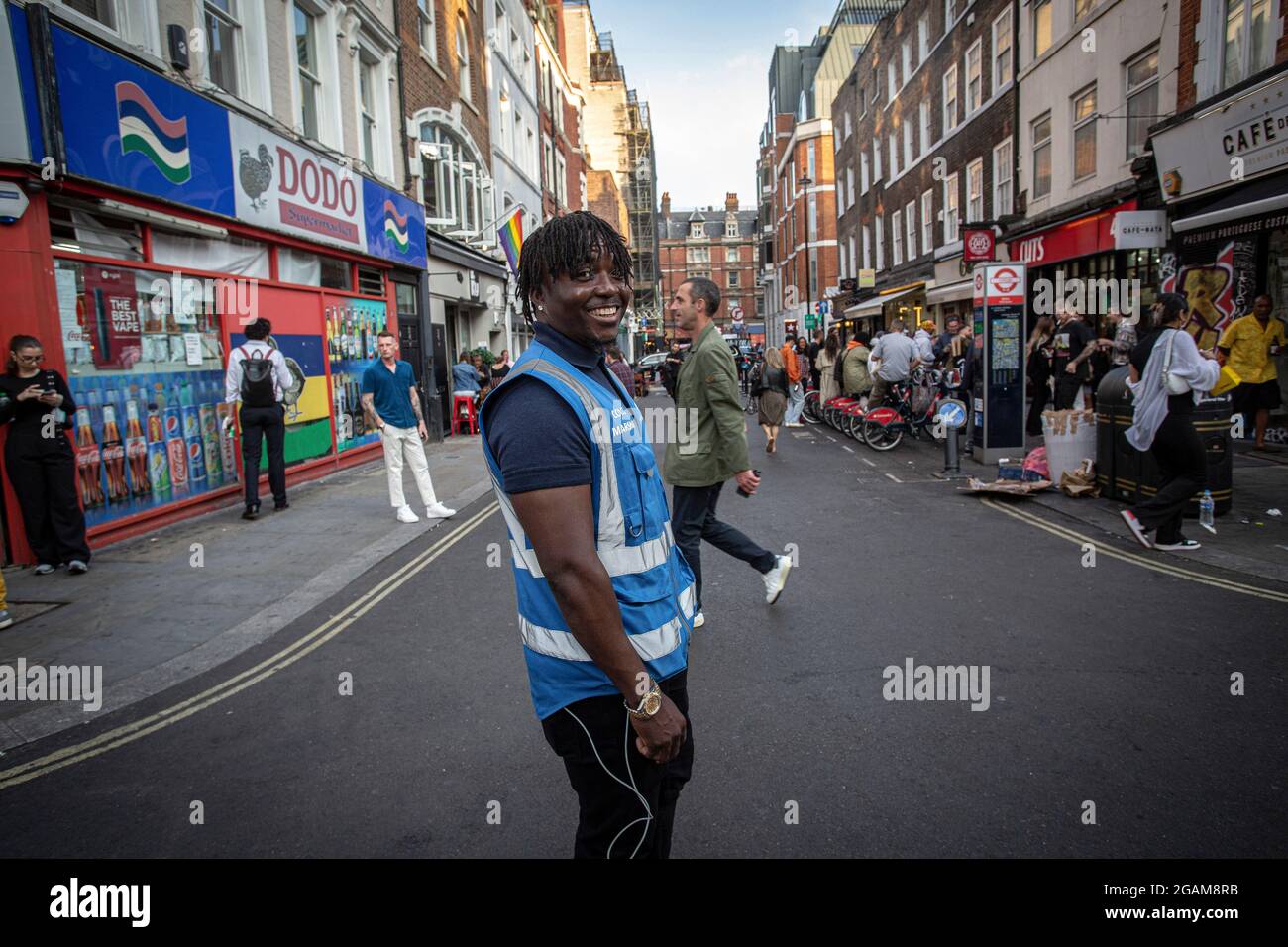 Covid Marshall beobachtet die Menge der Nachtschwärmer auf der Old Compton Street, wie die Nacht in Londons Soho schließt, nachdem alle verbliebenen Coronavirus-bezogenen Enden beendet wurden Stockfoto
