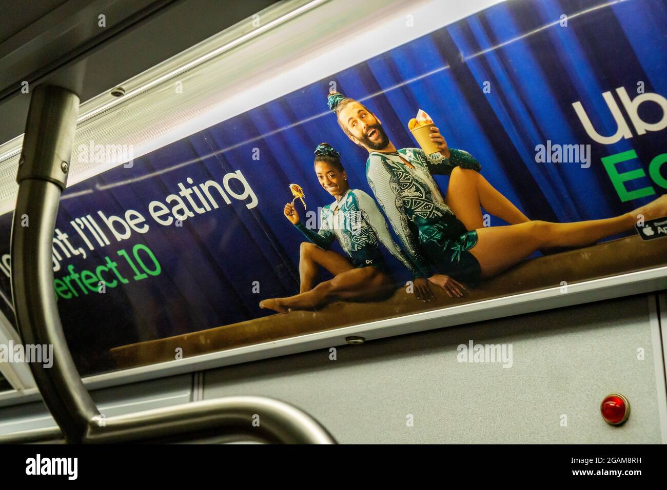 Eine Werbung für Uber Eats mit der Turnerin Simone Biles, links, mit dem Amateurturner Jonathan Van Ness, in der U-Bahn in New York am Donnerstag, den 29. Juli 2021. Uber Eats und die vielen anderen Sponsoren von Biles drückten ihre Unterstützung für sie aus, nachdem sie sich entschieden hatte, bei den Olympischen Spielen in Tokio aus dem individuellen, allumspielenden Turnwettbewerb auszuziehen. (© Richard B. Levine) Stockfoto