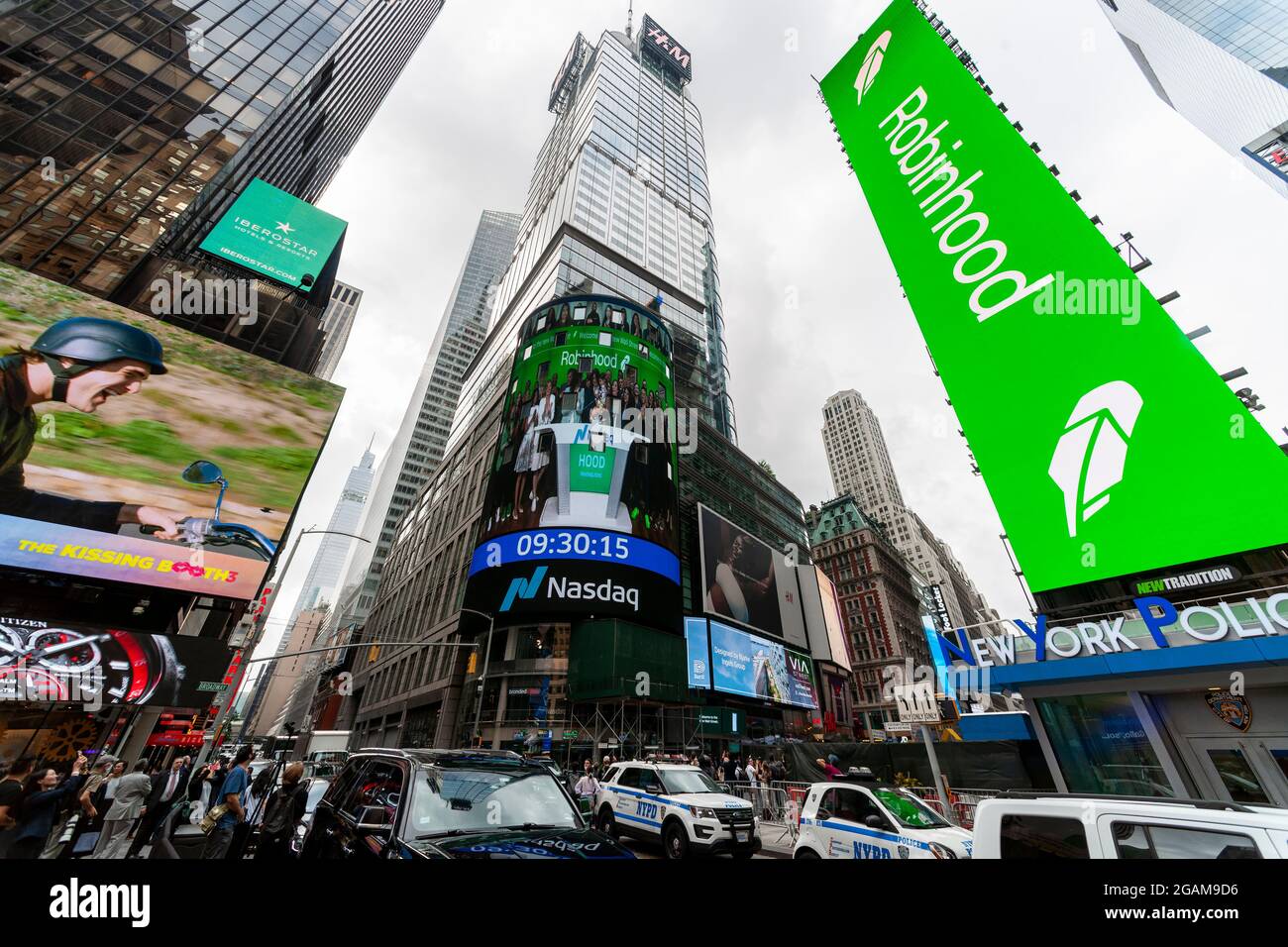 Die Nasdaq-Börse wird am Donnerstag, dem 29. Juli 2021, für das erste öffentliche Angebot von Robinhood am Times Square in New York dekoriert. Robinhood Markets Inc. Hat einen Preis von 5938 pro Aktie, dem unteren Ende ihrer Spanne, und gibt dem Unternehmen weiterhin eine Bewertung von rund 593Milliarden. (© Richard B. Levine) Stockfoto