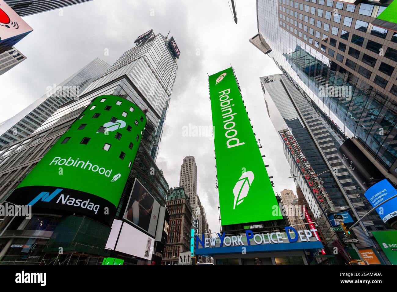 Die Nasdaq-Börse wird am Donnerstag, dem 29. Juli 2021, für das erste öffentliche Angebot von Robinhood am Times Square in New York dekoriert. Robinhood Markets Inc. Hat einen Preis von 5938 pro Aktie, dem unteren Ende ihrer Spanne, und gibt dem Unternehmen weiterhin eine Bewertung von rund 593Milliarden. (© Richard B. Levine) Stockfoto