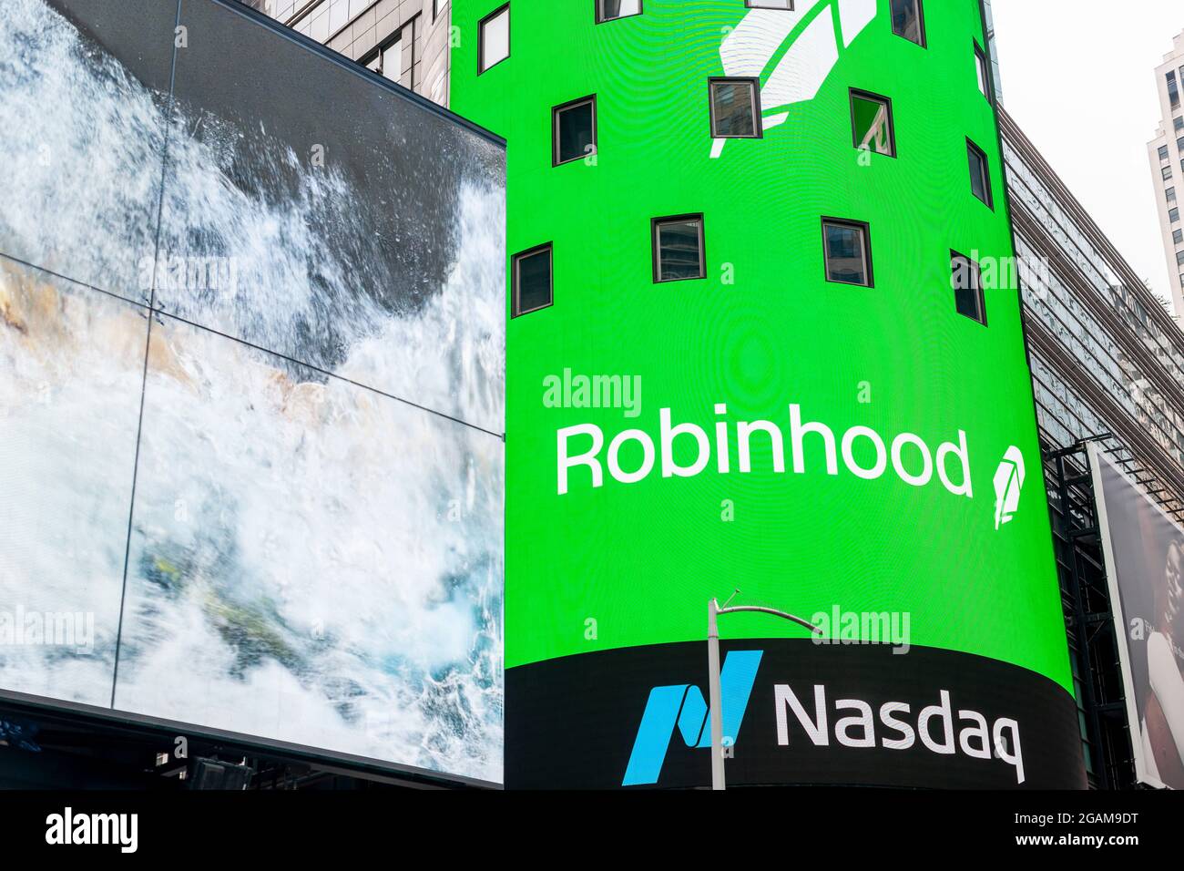 Die Nasdaq-Börse wird am Donnerstag, dem 29. Juli 2021, für das erste öffentliche Angebot von Robinhood am Times Square in New York dekoriert. Robinhood Markets Inc. Hat einen Preis von 5938 pro Aktie, dem unteren Ende ihrer Spanne, und gibt dem Unternehmen weiterhin eine Bewertung von rund 593Milliarden. (© Richard B. Levine) Stockfoto