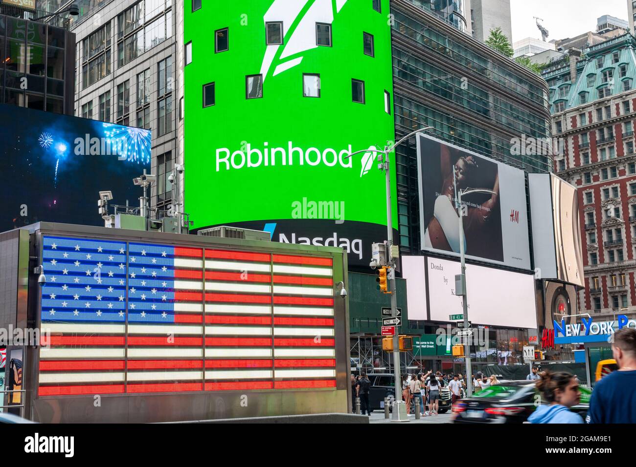 Die Nasdaq-Börse wird am Donnerstag, dem 29. Juli 2021, für das erste öffentliche Angebot von Robinhood am Times Square in New York dekoriert. Robinhood Markets Inc. Hat einen Preis von 5938 pro Aktie, dem unteren Ende ihrer Spanne, und gibt dem Unternehmen weiterhin eine Bewertung von rund 593Milliarden. (© Richard B. Levine) Stockfoto