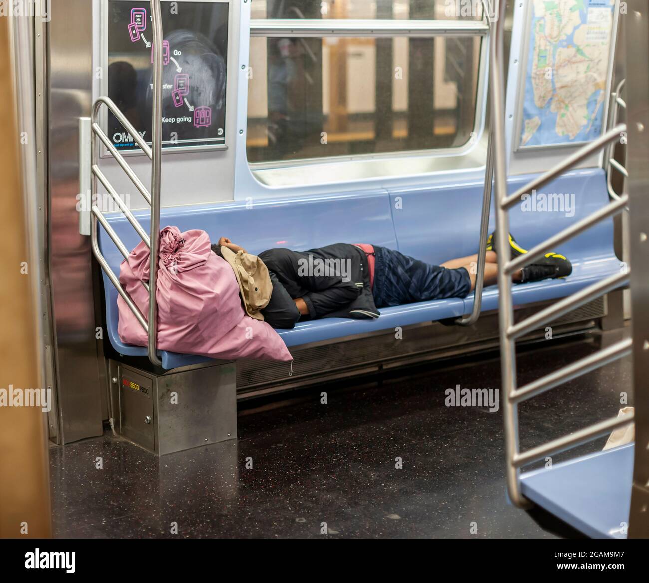 Ein Obdachloser schläft am Mittwoch, den 28. Juli 2021, in einem U-Bahn-Zug in New York. (© Richard B. Levine) Stockfoto