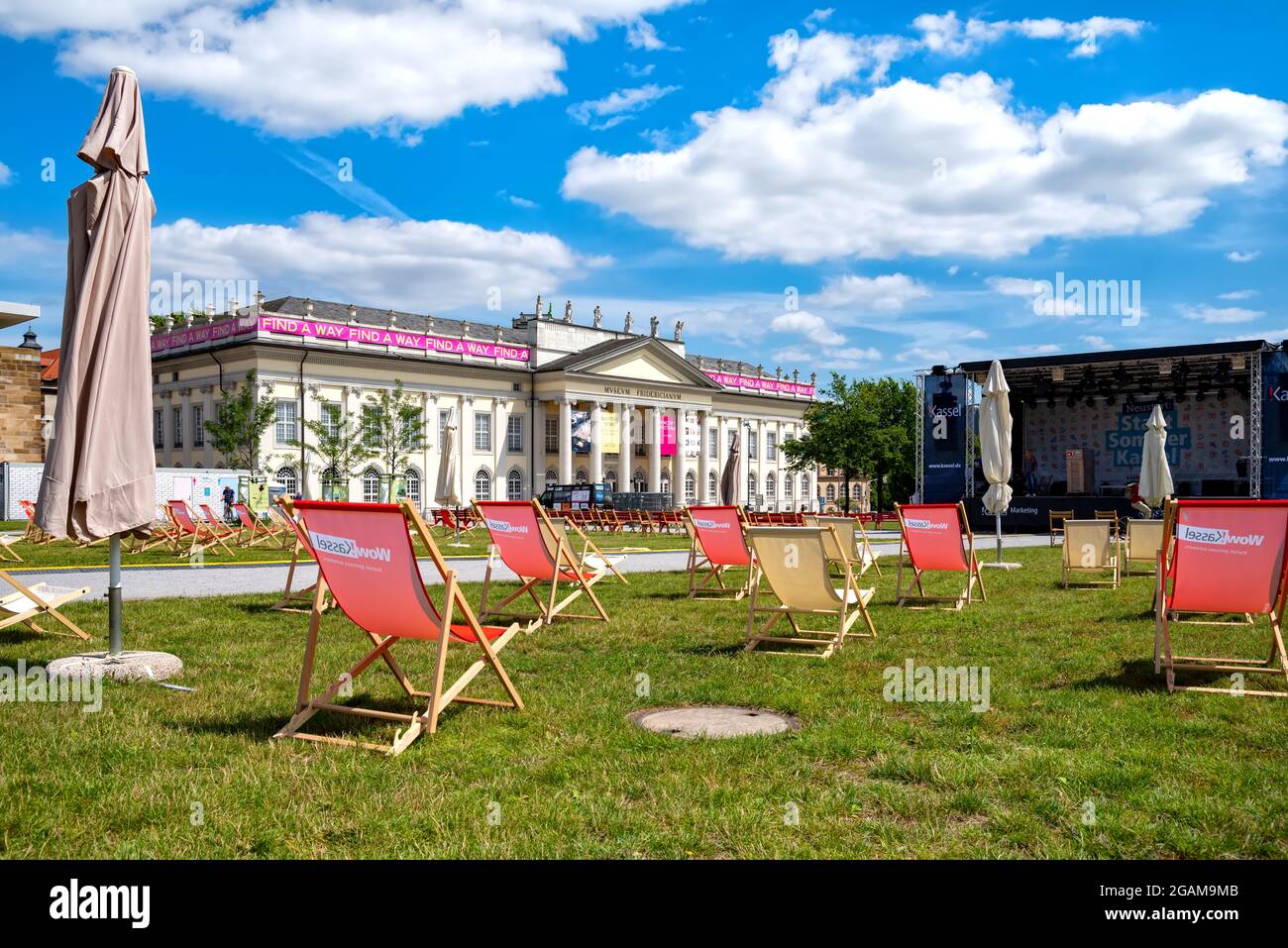 Kassel, Deutschland, 30-07-/2021: Vorbereitung auf das Musikevent Stadtsommer Kassel am Friedrichsplatz Stockfoto