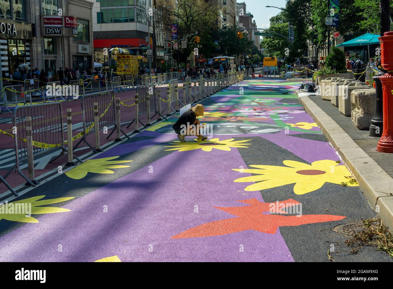 Gemeinsam mit den Künstlern GERALUZ und Werc beenden Freiwillige am Freitag, dem 30. Juli 2021, ihr zweiteiliges riesiges Wandgemälde mit dem Titel Collective Visions, das die 14th Street auf dem Union Square in New York schmückt. Die Wandmalereien besetzen Fußgängerzonen, die durch die Implementierung des 14. St Busway geschaffen wurden und von der NYC Dept. Of Transportation und der Union Square Partnership BID gehostet werden. (© Richard B. Levine) Stockfoto