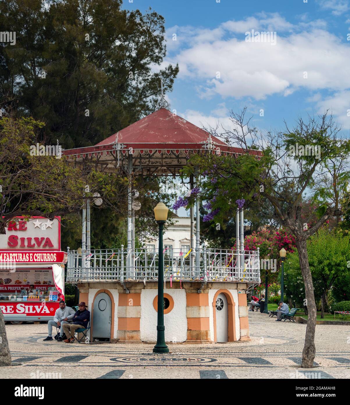 FARO, PORTUGAL - 20. juni 2021: Blick auf den schönen Bandstand im Garten Manuel Bivar, in Faro, Portugal. Stockfoto