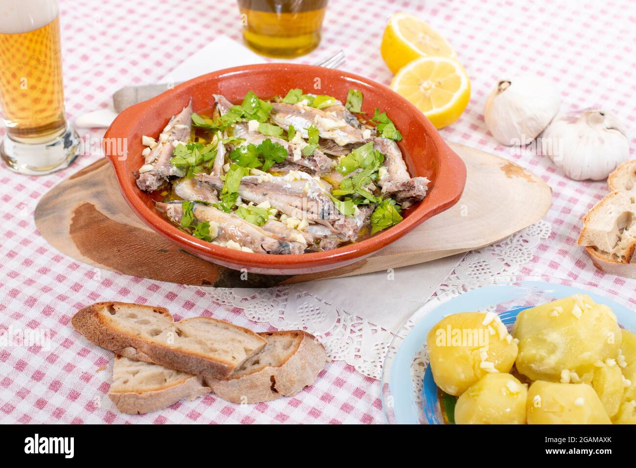 Traditionelles portugiesisches Makrelengericht mit Knoblauch, Olivenöl und Kartoffeln. Stockfoto