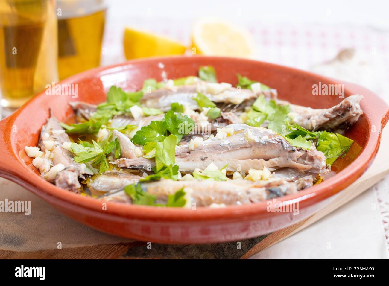 Traditionelles portugiesisches Makrelengericht mit Knoblauch, Olivenöl und Kartoffeln. Stockfoto