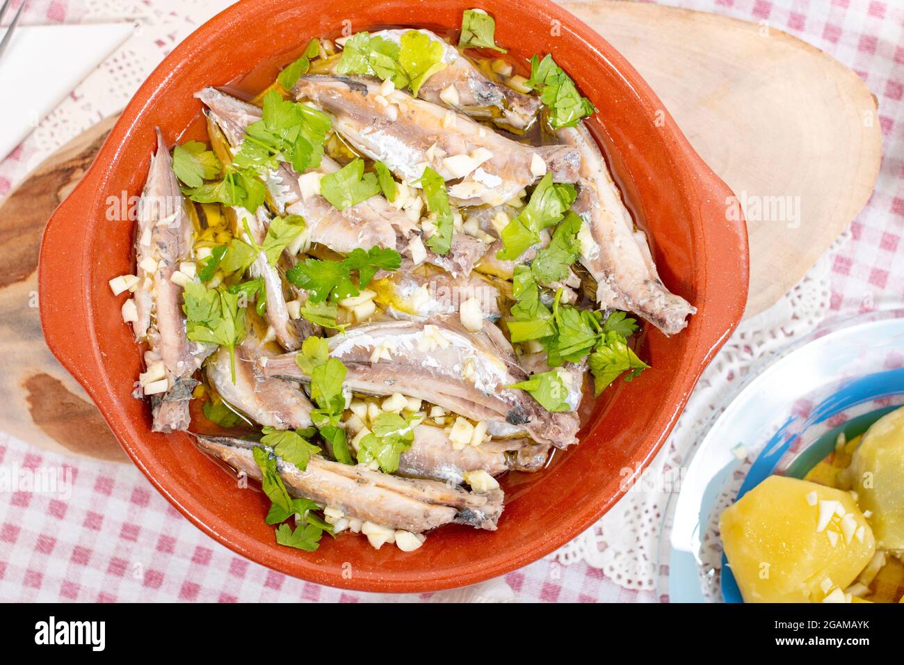 Traditionelles portugiesisches Makrelengericht mit Knoblauch, Olivenöl und Kartoffeln. Stockfoto