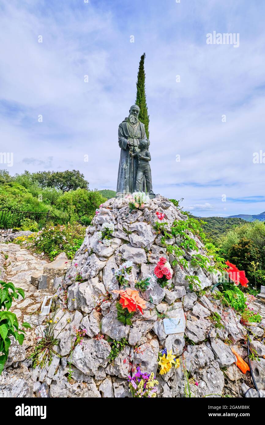 Alpendaire, Spanien - 20. Mai 2021: Statue des Mönchskriefes Leopoldo vor dem Dorf Alpandaire, Andalusien Stockfoto