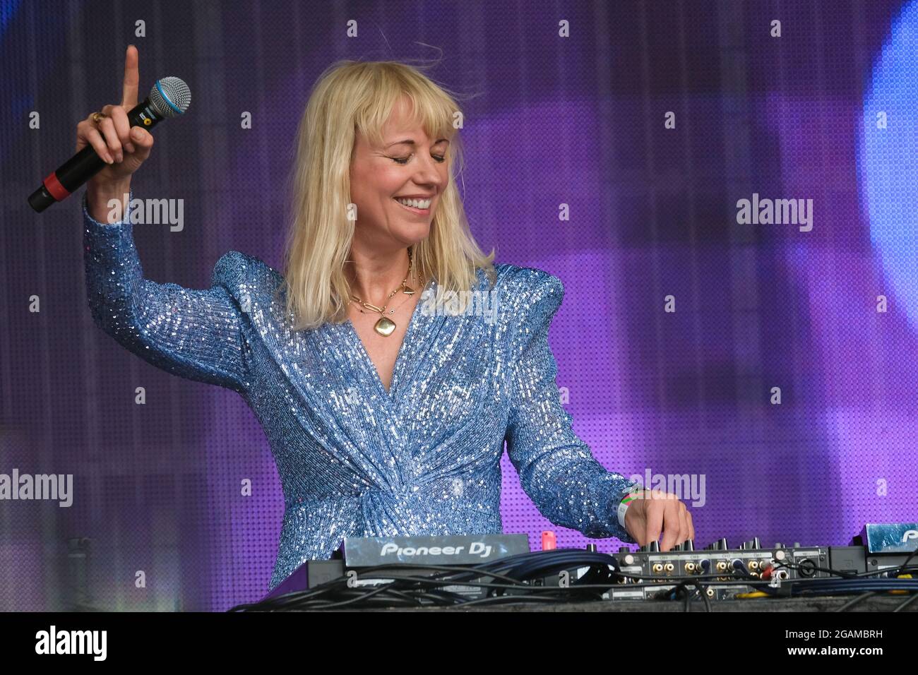 Lulworth, Großbritannien. Juli 2021. Sara Cox, eine britische DJ-Frau, spielt live auf der Bühne des britischen Familienmusik- und Kunstfestivals Camp Beestival in Lulworth. Kredit: SOPA Images Limited/Alamy Live Nachrichten Stockfoto