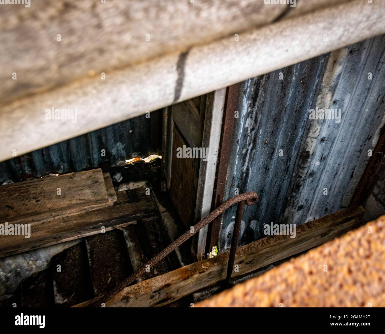 Verdeckter Treppenaufgang an der Hugonin-Batterie, der zu unterirdischen Räumen und Tunneln führt Stockfoto