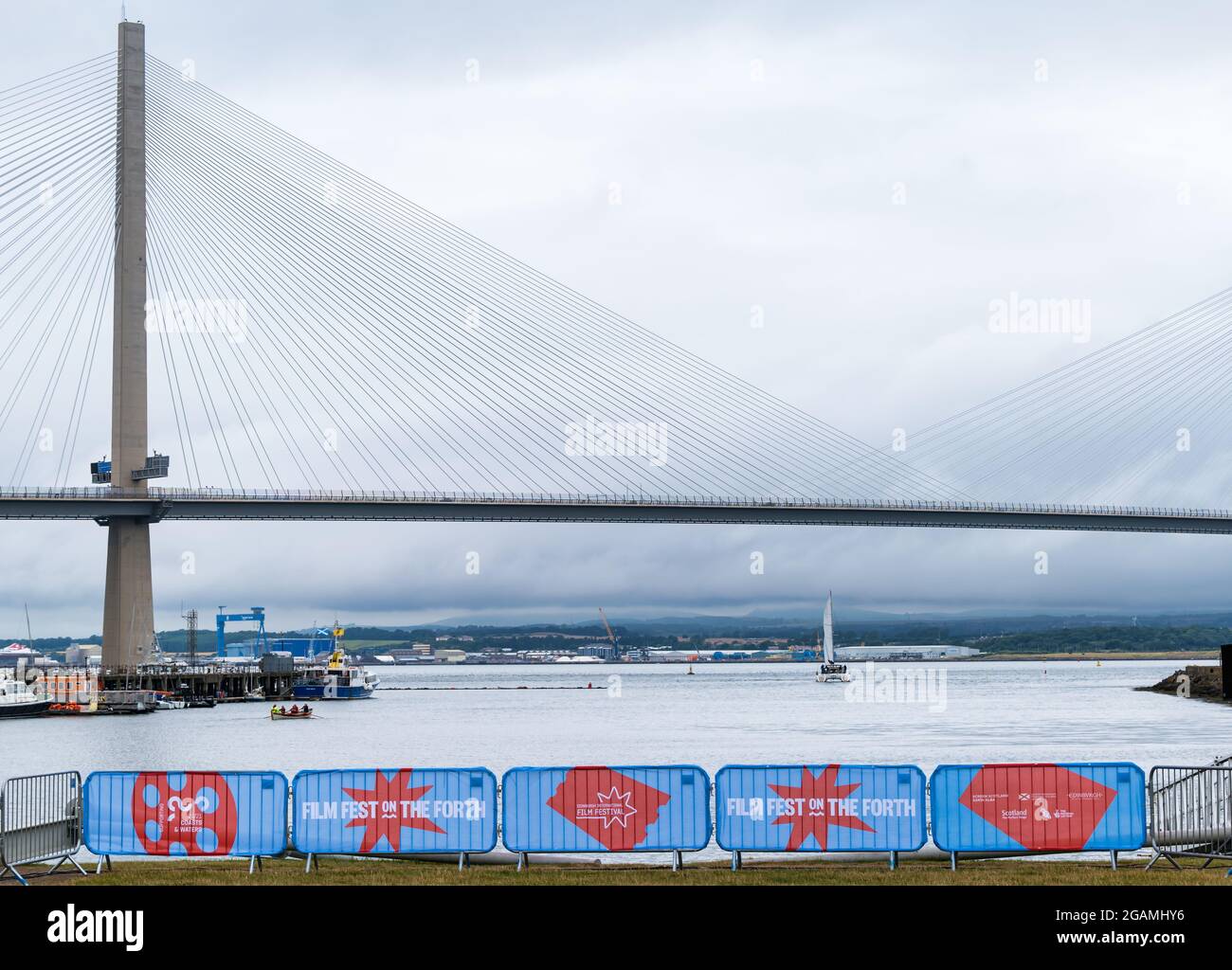 Katamaransegeln unter der Queensferry Crossing Bridge beim Edinburgh International Film Festival, Port Edgar, Firth of Forth, Schottland, Großbritannien Stockfoto