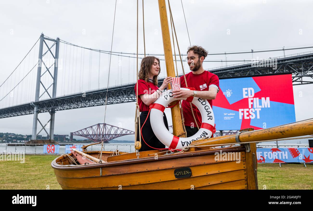 Paar im kleinen Holzboot starten Edinburgh International Film Festival, Port Edgar, Firth of Forth, Schottland, Großbritannien Stockfoto