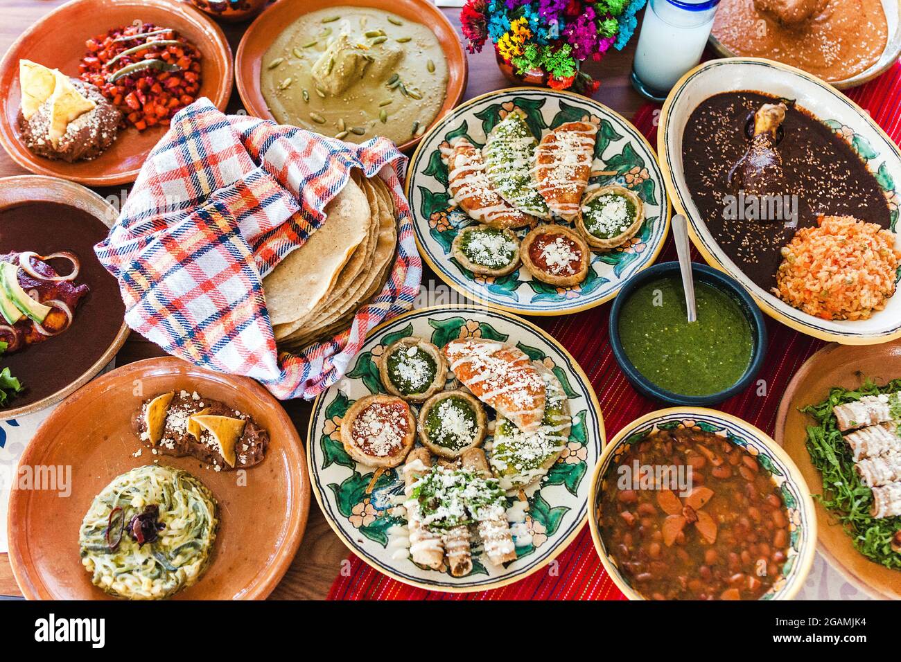 Traditionelle mexikanische Gerichte, Sopes, Tacos dorados, Tortillas, Mole Poblano, roter Reis, rajas poblanas, Bohnen, Pipi, Salsa verde in Mexiko-Stadt Stockfoto