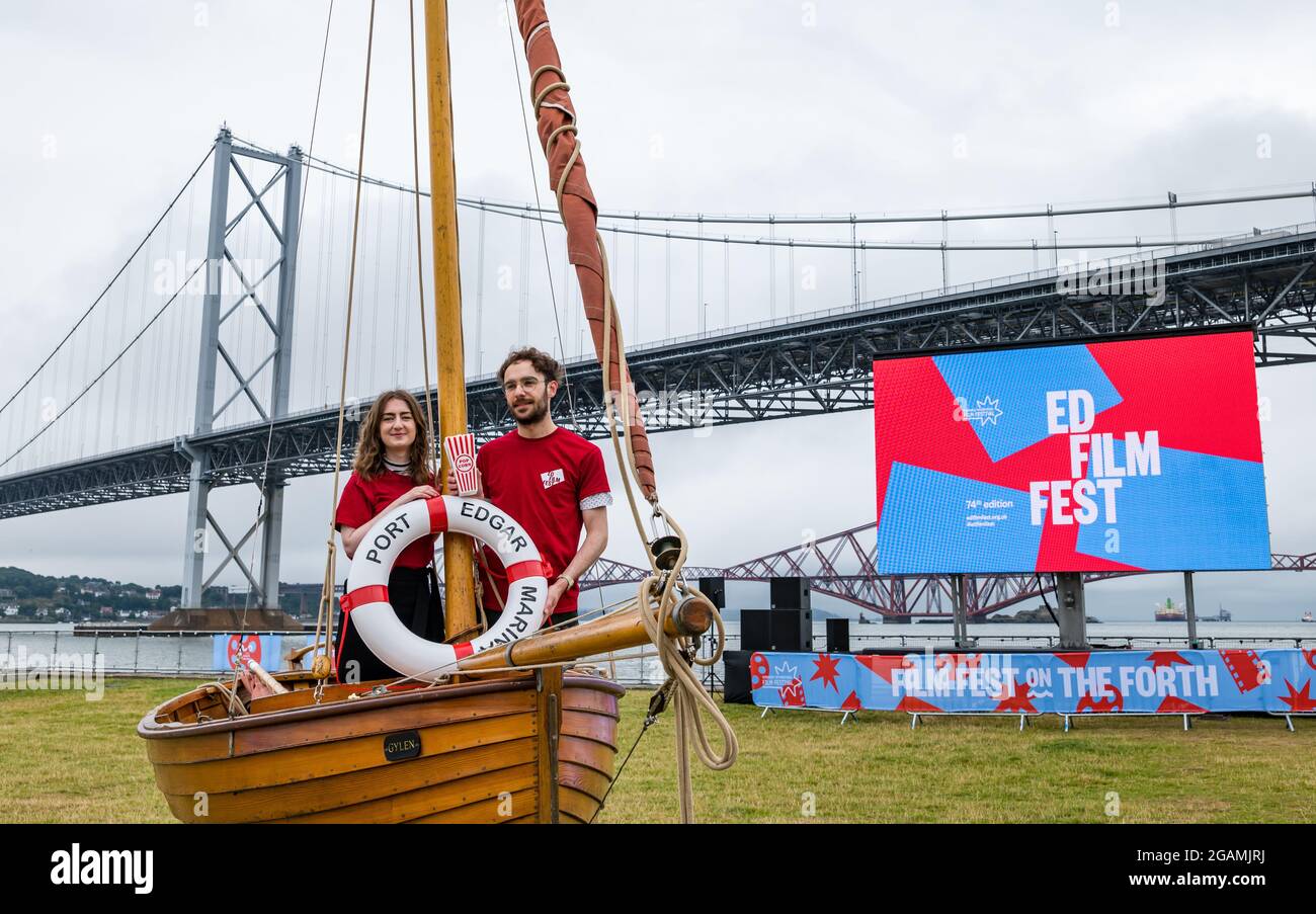 Paar im kleinen Holzboot starten Edinburgh International Film Festival, Port Edgar, Firth of Forth, Schottland, Großbritannien Stockfoto