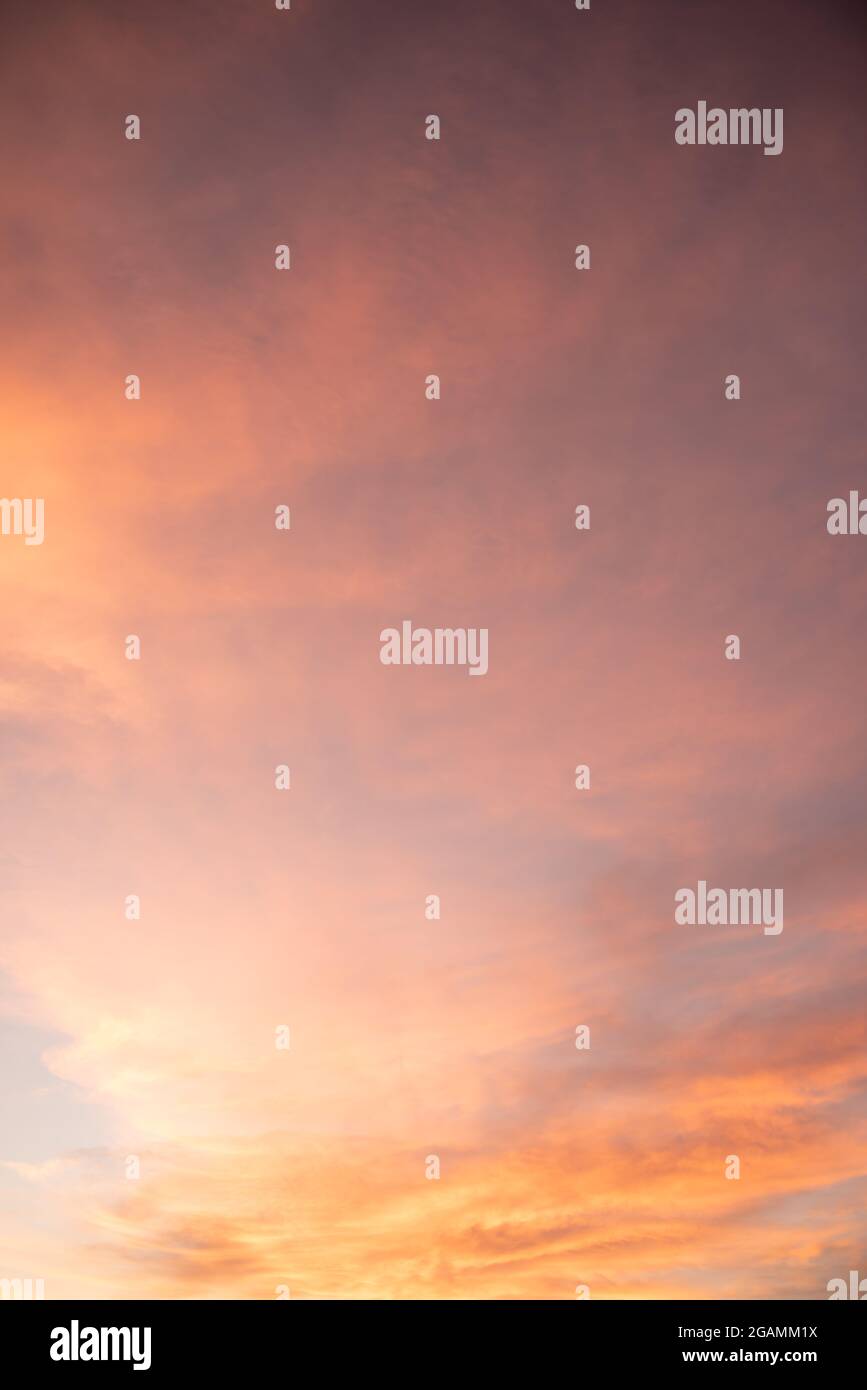 Lila gelb orange aqua Sonnenuntergänge Wolken für Himmel Ersatz Verbundwerkstoffe oder Hintergründe. Stockfoto