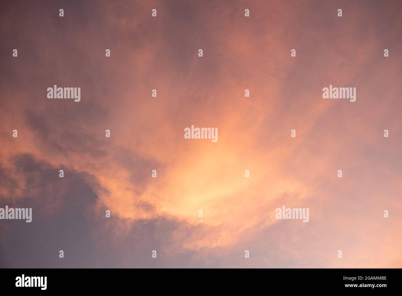 Lila gelb orange aqua Sonnenuntergänge Wolken für Himmel Ersatz Verbundwerkstoffe oder Hintergründe. Stockfoto