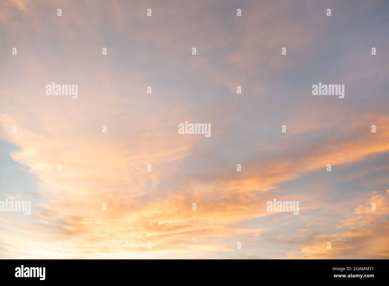 Lila gelb orange aqua Sonnenuntergänge Wolken für Himmel Ersatz Verbundwerkstoffe oder Hintergründe. Stockfoto