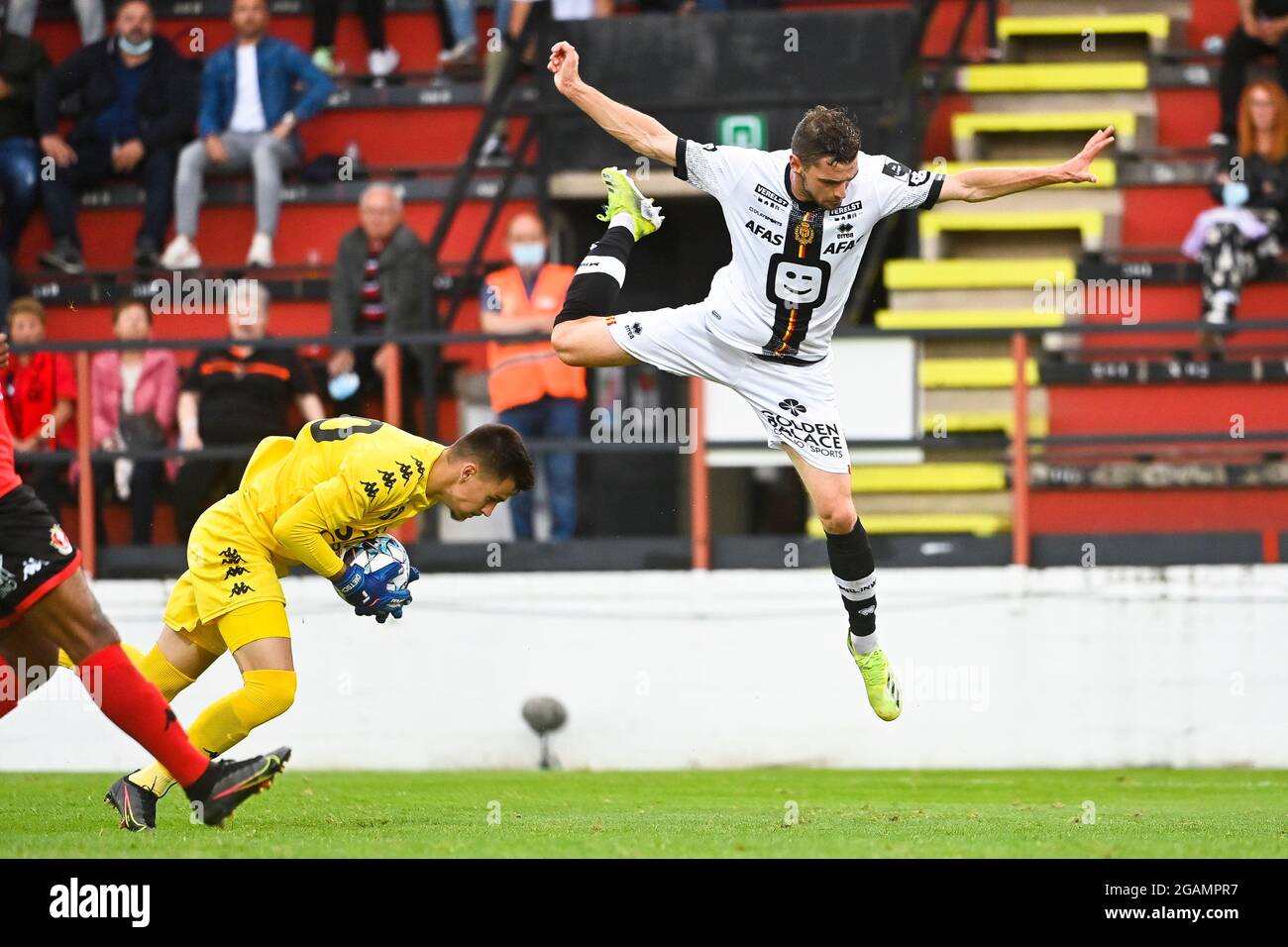 Seraings Torwart Guillaume Dietsch und Mechelens Hugo Cuypers kämpfen während eines Fußballmatches zwischen RFC Seraing und KV Mechelen, Satur, um den Ball Stockfoto