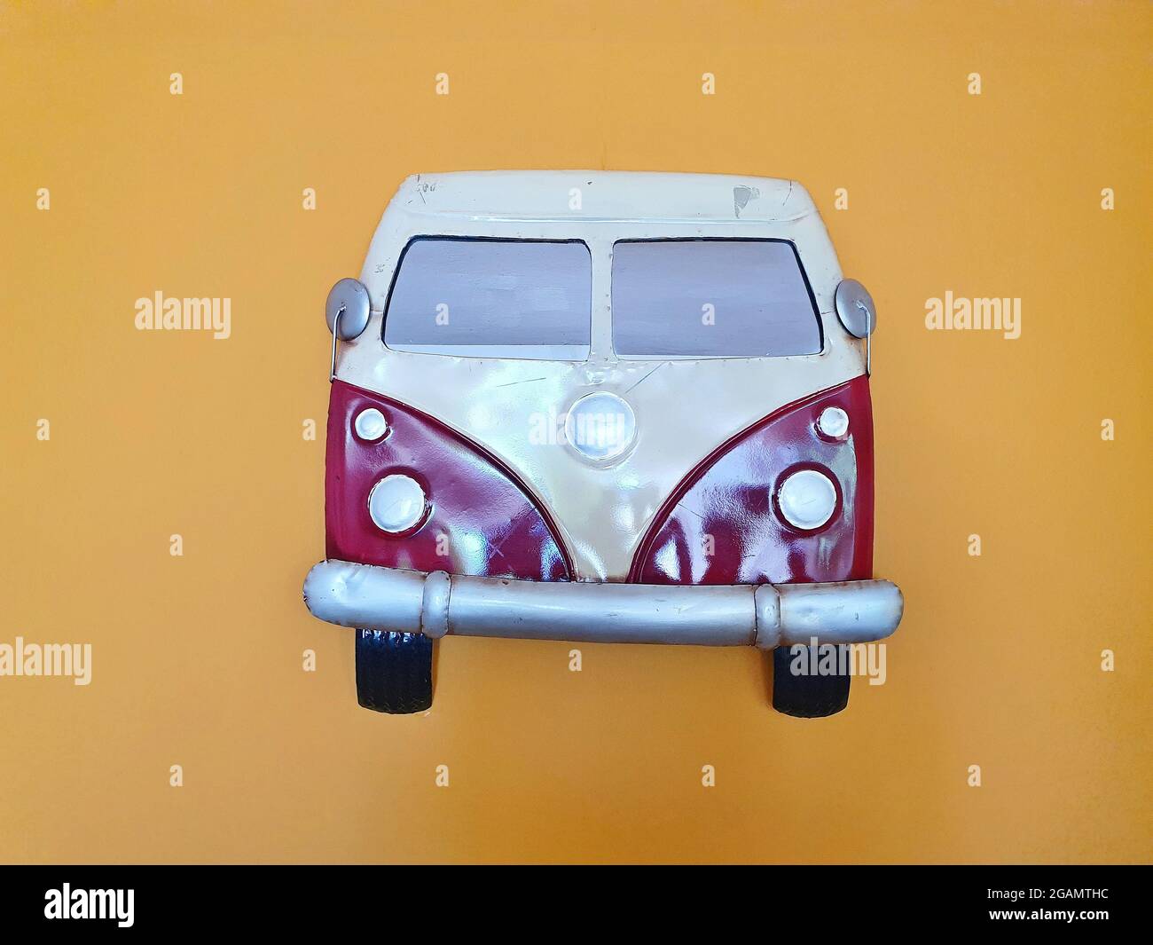 Das Modell des Wagens ist an der Wand aufgehängt. Das Modell ist aus Eisen und dient als Dekoration des Raumes. Stockfoto