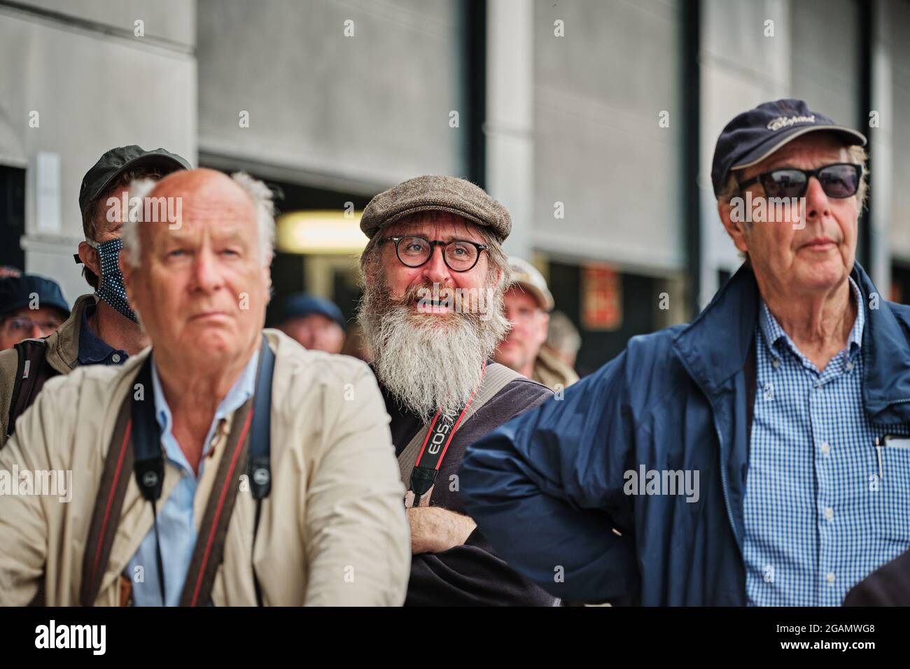 Towcester, Northamptonshire, Großbritannien. Juli 2021. Motorsport-Fans beim Classic Motor Racing Festival auf dem Silverstone Circuit (Foto von Gergo Toth / Alamy Live News) Stockfoto