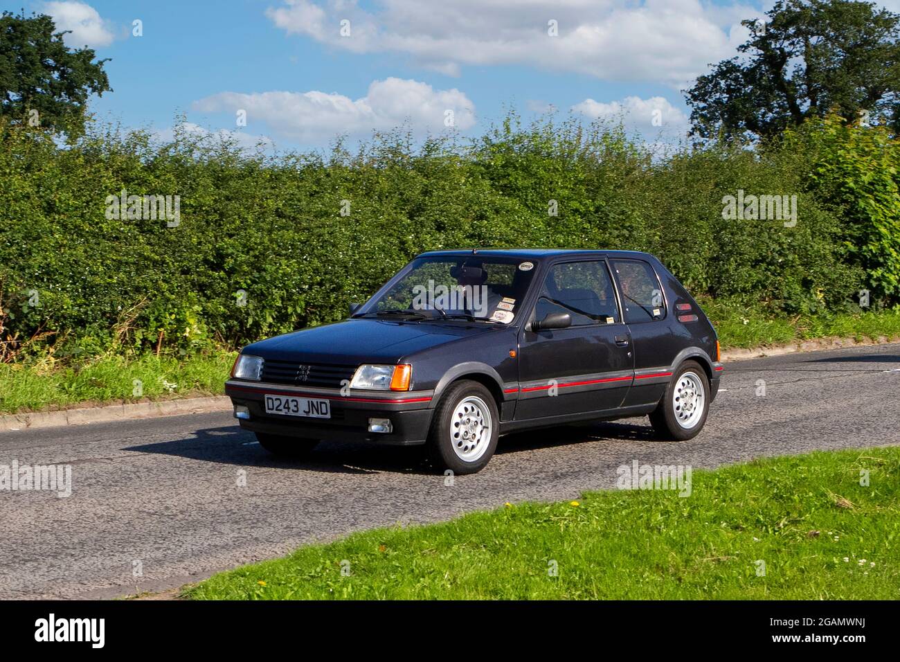 Ein Oldtimer-Klassiker aus dem Jahr 1986, Peugeot 205 GTI Grey Car Hatchback Benzin, der auf der Capesthorne Hall Classic Car Show eintrifft. Stockfoto