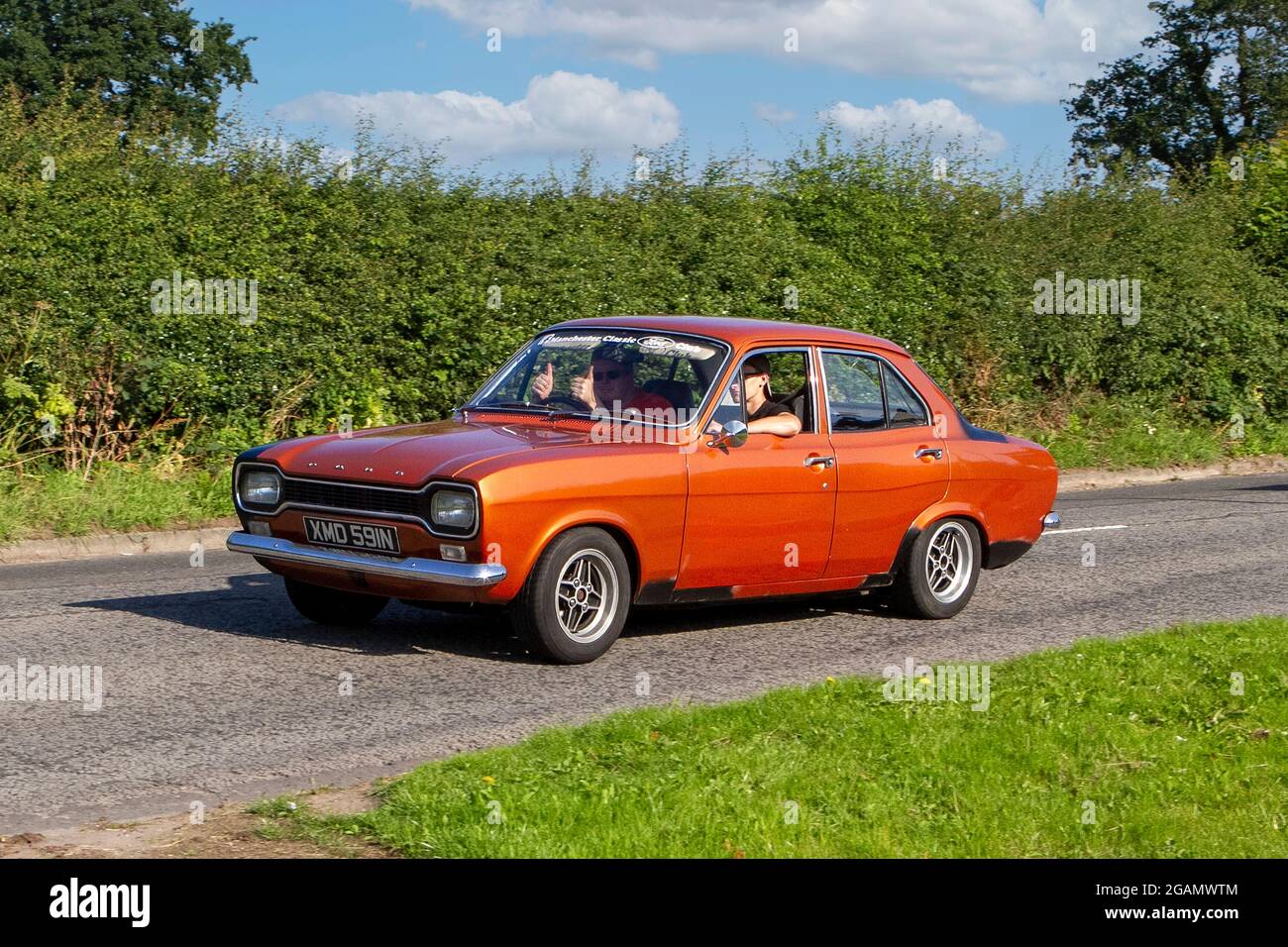 Ein 1974 70er Jahre Ford Escort 1300 XL Bronze Petrol Oldtimer bei der Capesthorne Hall Oldtimer-Show. Stockfoto